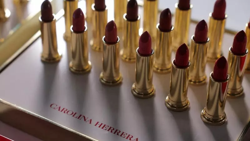 Barras de labios de Carolina Herrera, una de las marcas de la multinacional española de cosméticos Puig,  en una muestra durante la New York Fashion Week, en febrero pasado. REUTERS/Andrew Kelly