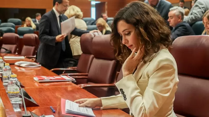 La presidenta de la Comunidad de Madrid, Isabel Díaz Ayuso, durante una sesión plenaria en la Asamblea de Madrid, a 13 de octubre de 2022, en Madrid (España).