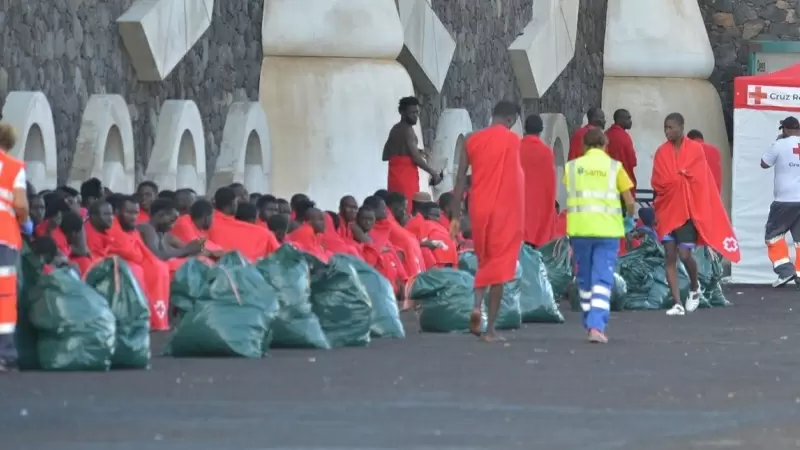 Foto de archivo de migrantes siendo asistidos por sanitarios tras llegar a la isla de El Hierro en patera, a 17 de octubre de 2023.