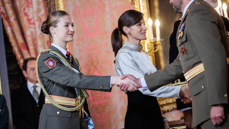 La princesa Leonor y la reina Letizia durante la recepción a las autoridades en la Pascua Militar.