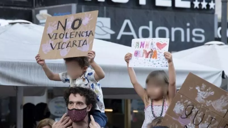 Dos niños con carteles, participan en una concentración feminista en la Plaza de la Candelaria en repulsa por 'todos los feminicidios', a 11 de junio de 2021, en Santa Cruz de Tenerife, Tenerife, Islas Canarias (España).