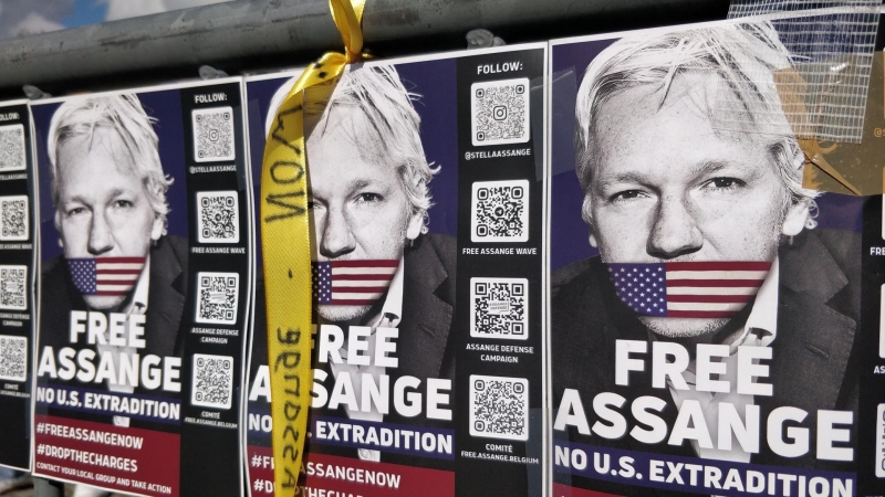 Carteles que piden la libertad de Julian Assange y su no extradición a EEUU, en Bruselas, a 23 de septiembre de 2023.