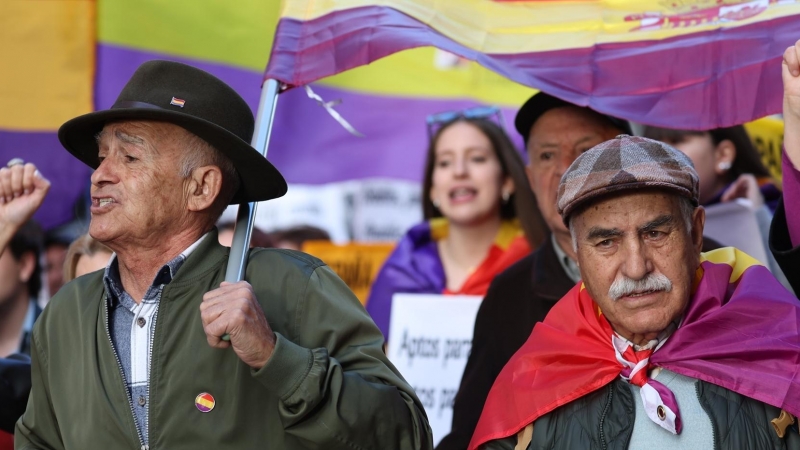 Dos hombres durante las manifestaciones por el aniversario de la proclamación de la Segunda República en Madrid, a 14 de abril de 2023.