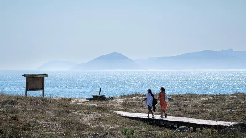 12/04/2024 Dos personas se dirigen a la playa Silgar, a 30 de septiembre de 2023, en Sanxenxo, Pontevedra.