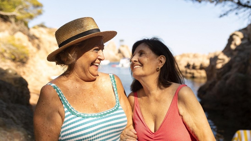 Imagen de archivo de dos mujeres en una playa