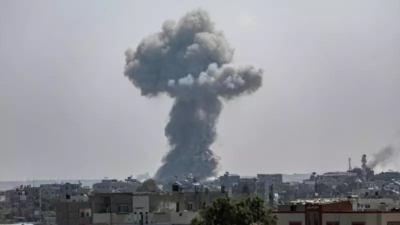 El humo de una explosión se eleva desde el campo de refugiados de Al Nusairat, al sur de la ciudad de Gaza, el 12 de abril de 2024.