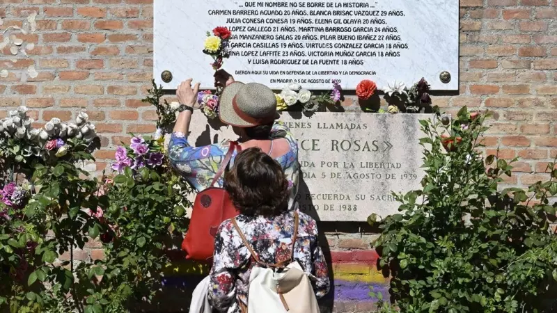 Homenaje a las víctimas del franquismo en Madrid con el lema 'Por la declaración de Lugar de Memoria de la Necrópolis', en el cementerio civil de Madrid.