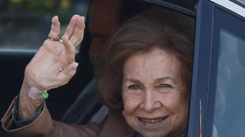 La reina Sofía saluda a la prensa a su salida de la clínica Ruber Internacional de Madrid