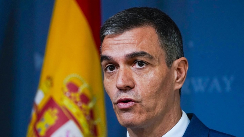 Pedro Sánchez observa durante su reunión con su homólogo noruego, Jonas Gahr Stoere, en Parkveien 45, en Oslo, Noruega.