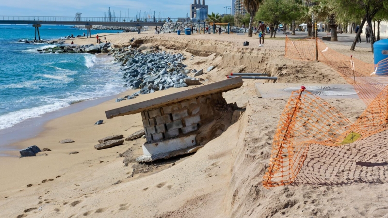 Estat de la platja del Pont del Petroli de Badalona, després del temporal de Setmana Santa.