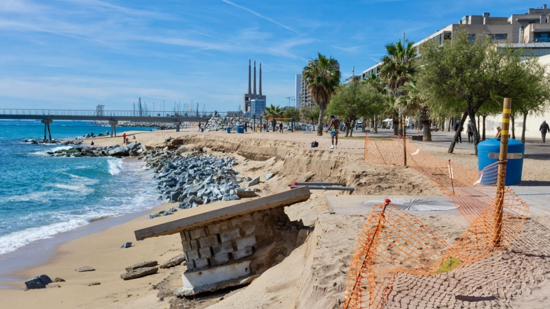 Estat de la platja del Pont del Petroli de Badalona, després del temporal de Setmana Santa.