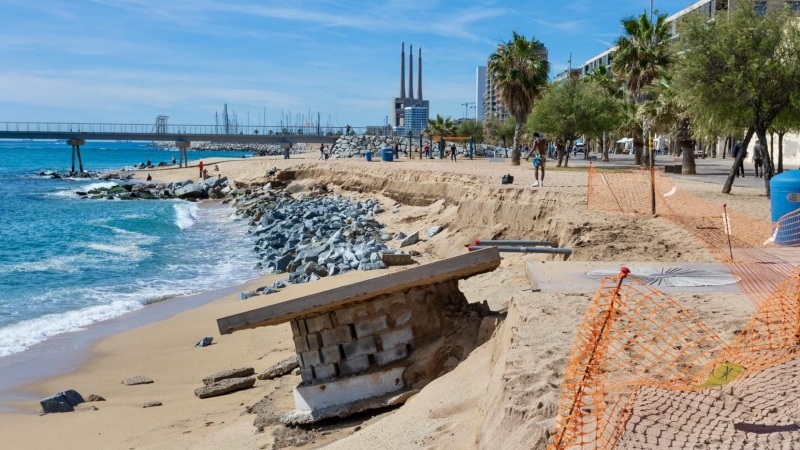 Estat de la platja del Pont del Petroli de Badalona, després del temporal de Setmana Santa.