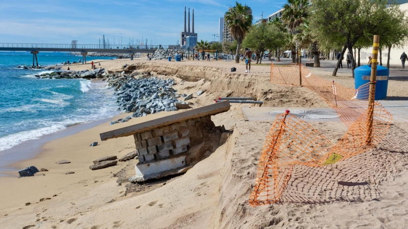 Estat de la platja del Pont del Petroli de Badalona, després del temporal de Setmana Santa.