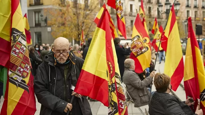 Un grupo con banderas franquistas en una concentración para recordar al dictador, a 21 de noviembre de 2021.
