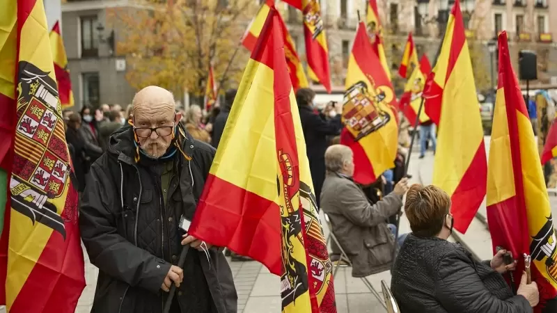 Un grupo con banderas franquistas en una concentración para recordar al dictador, a 21 de noviembre de 2021.