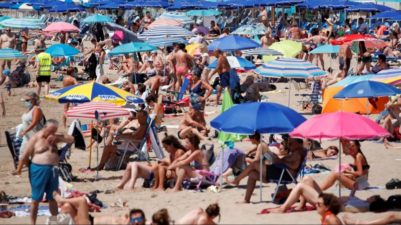 Una playa de Sitges (Barcelona) masificada por el modelo vacacional que pronto puede afectar a la costa cántabra, a 14 de abril de 2024. — REUTERS/Albert Gea