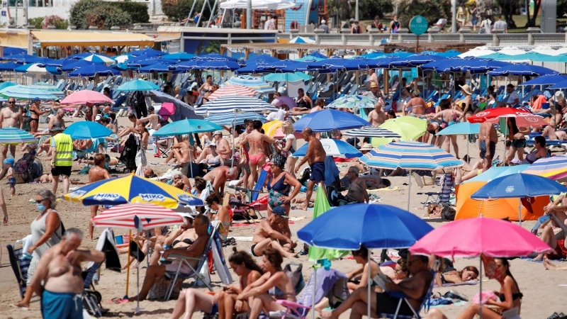 Una playa de Sitges (Barcelona) masificada por el modelo vacacional que pronto puede afectar a la costa cántabra, a 14 de abril de 2024. — REUTERS/Albert Gea