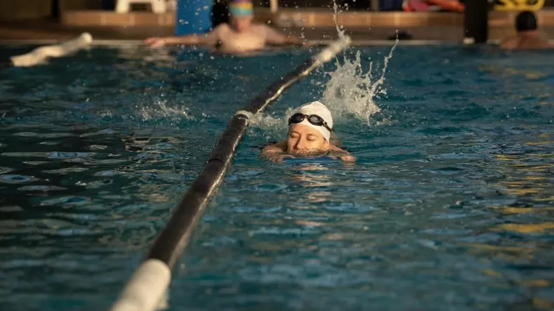 Una persona nada en una piscina, a 17 de enero de 2024, en Barcelona, Catalunya (España).