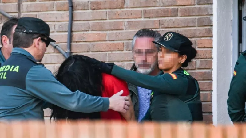 Una de las detenidas por el crimen de Chiloeches sale de la comandancia de la Guardia Civil de Guadalajara para pasar a disposición judicial, a 16 de abril de 2024, en Guadalajara, Castilla-La Mancha.