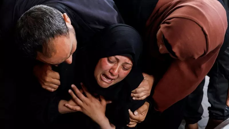 Una mujer reacciona junto a los cuerpos de los palestinos muertos en ataques israelíes en Rafah, en el sur de la Franja de Gaza, el 16 de abril de 2024.