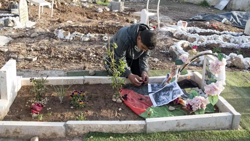 Un niño entierra a una persona cercana en Tulkram, Palestina.