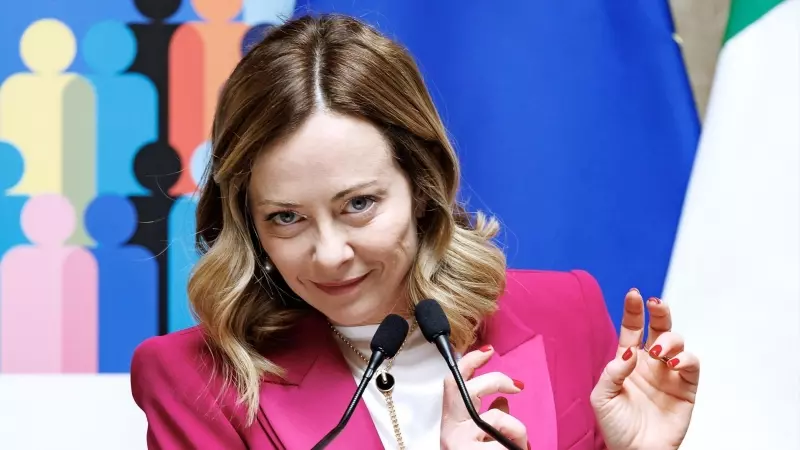 La primera ministra italiana Giorgia Meloni se dirige a los medios en una rueda de prensa en Roma, a 12 de abril de 2024.