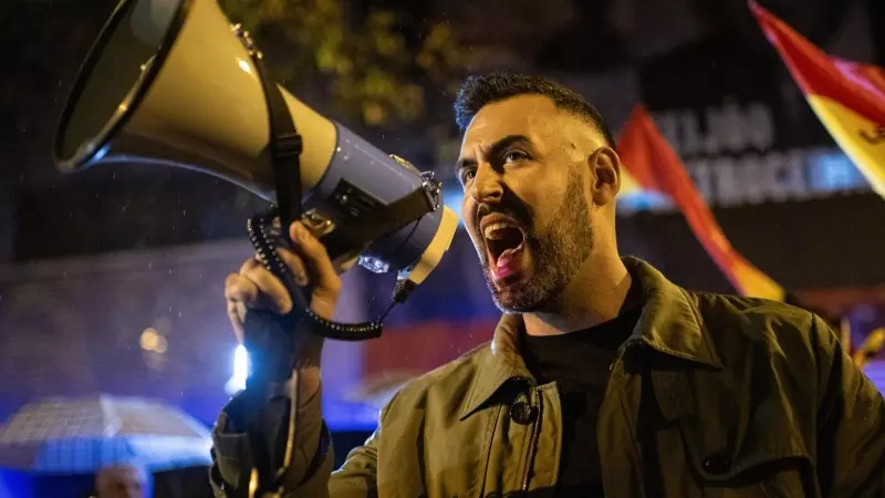 Un hombre con un altavoz durante una manifestación contra Pedro Sánchez.