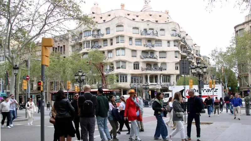 Turistes passejant pel passeig de Gràcia de Barcelona a l’altura de La Pedrera