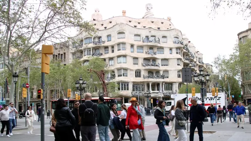 Turistes passejant pel passeig de Gràcia de Barcelona a l’altura de La Pedrera