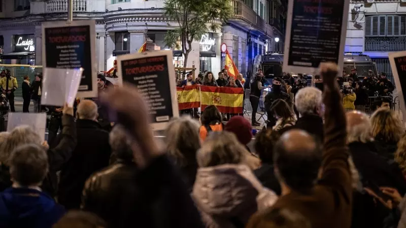 Decenas de personas durante una concentración frente a la Jefatura de Policía Nacional de Via Laietana, a 7 de noviembre de 2023, en Barcelona