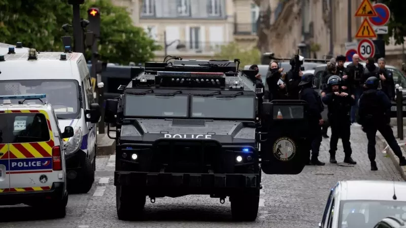 La policía francesa y miembros de las fuerzas policiales especiales  aseguran el área cerca del consulado de Irán, a 19 de abril de 2024, en París.