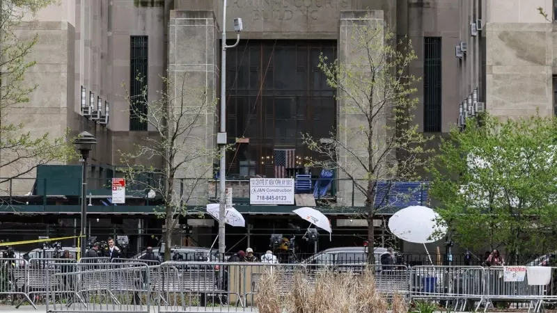 Vista del tribunal penal de Manhattan, donde un hombre se ha prendido fuego, a 19 de abril de 2024.