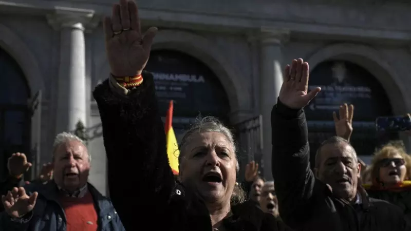 Un grupo de franquistas durante un acto por el aniversario de la muerte del dictador.