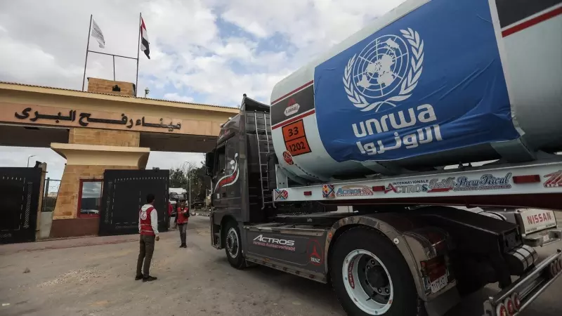 Un camión de combustible de UNRWA hace cola para ingresar a los territorios palestinos desde el cruce fronterizo de Rafah, a 19 de noviembre de 2023.