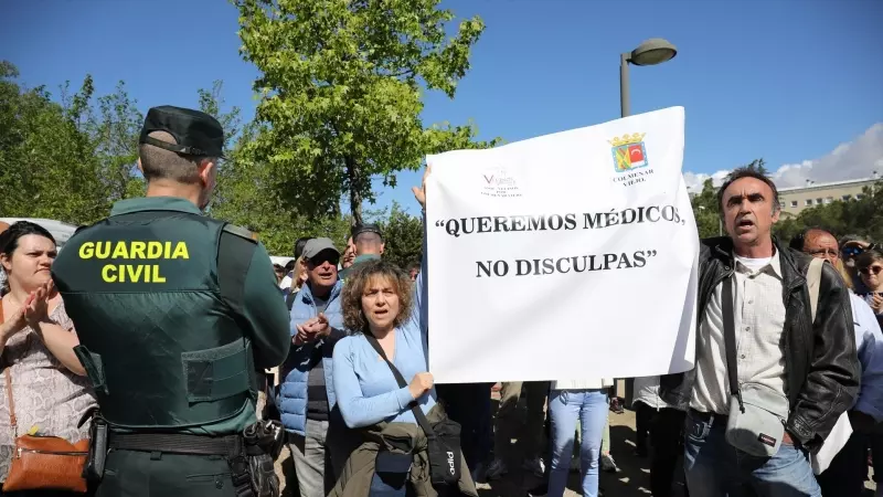 Un grupo de personas, con una pancarta que reza 'Queremos médicos, no disculpas' exige mejoras en la Sanidad Pública durante una manifestación, a 22 de abril de 2023, en Colmenar Viejo, Madrid (España).
