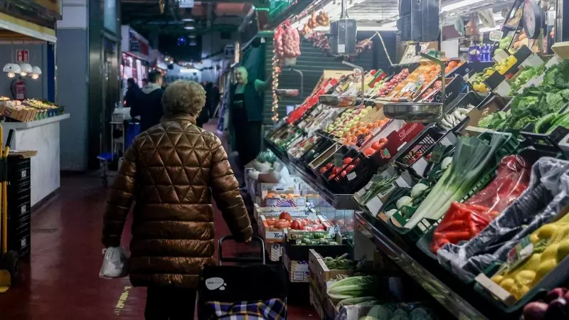 Imagen de archivo de una mujer comprando, a 24 de diciembre de 2023, en Madrid (España).