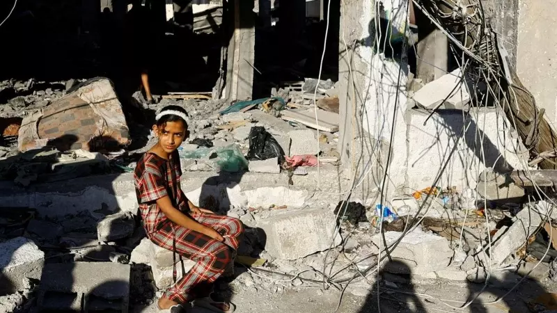 Una niña palestina frente a los escombros de un edificio bombardeado por el Ejército de Israel.