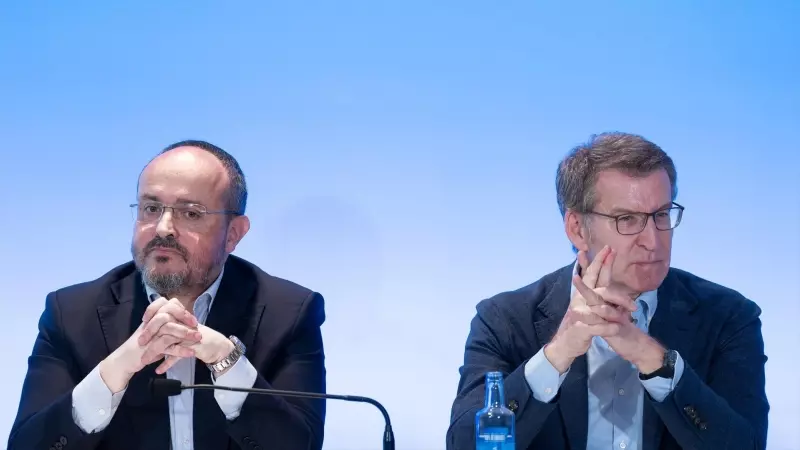 El presidente del PP de Cataluña y candidato a las elecciones catalanas, Alejandro Fernández, y el líder del PP, Alberto Núñez Feijóo, durante un acto de la Junta Directiva Autonómica del PP de Catalunya, a 27 de marzo de 2024.