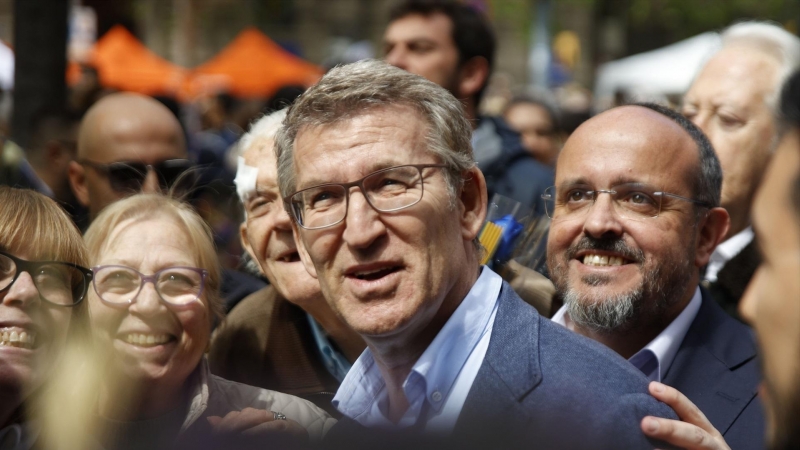 Alberto Núñez Feijóo y Alejandro Fernández, durante su visita a Barcelona por el día de Sant Jordi, a 23 de abril de 2024, en Barcelona.