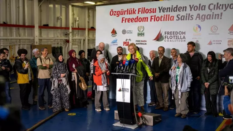 Activistas celebran una conferencia de prensa dentro de un barco perteneciente a la Coalición de la Flotilla de la Libertad mientras permanece en el puerto marítimo de Tuzla, cerca de Estambul, el 19 de abril de 2024.