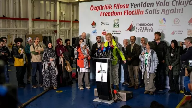 Activistas celebran una conferencia de prensa dentro de un barco perteneciente a la Coalición de la Flotilla de la Libertad mientras permanece en el puerto marítimo de Tuzla, cerca de Estambul, el 19 de abril de 2024.