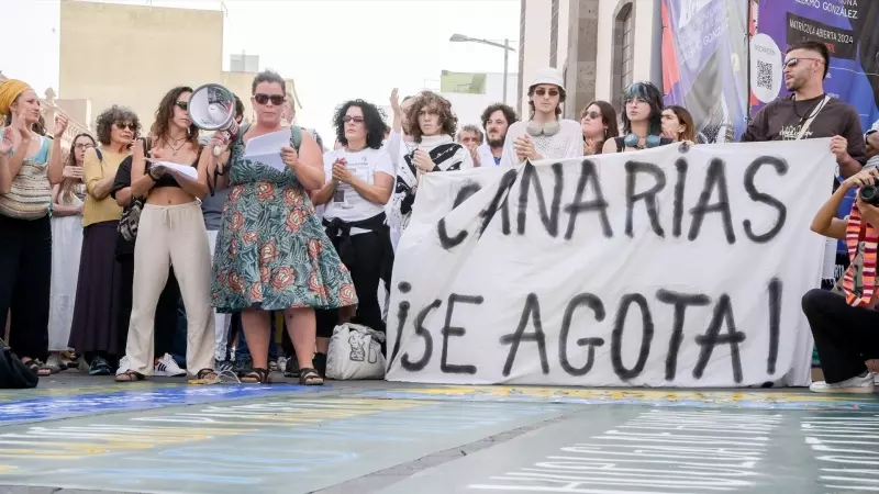 24/04/2024 Activistas de ' Canarias se agota'  junto a la Iglesia de la Concepción en La Laguna, a 11 de abril de 2024, en Santa Cruz de Tenerife.