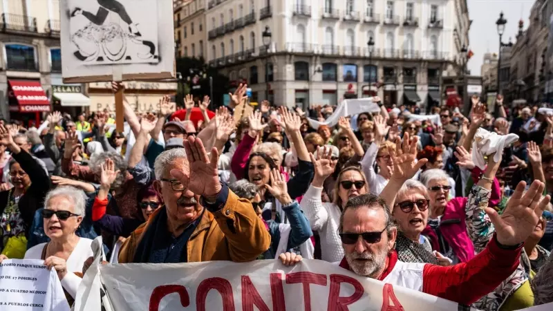 Decenas de personas durante la cadena humana por la sanidad pública, en la Puerta del Sol, a 7 de abril de 2024, en Madrid (España).