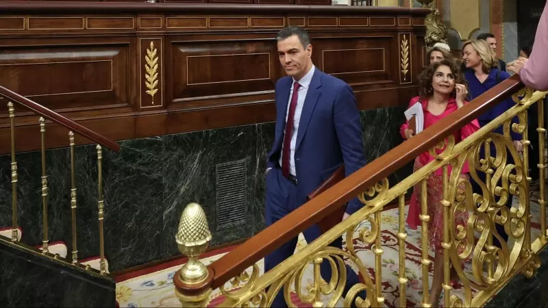 El presidente del Gobierno, Pedro Sánchez, y la vicepresidenta primera y ministra de Hacienda, María Jesús Montero, a su llegada a una sesión de control al Gobierno, en el Congreso de los Diputados, a 24 de abril de 2024,