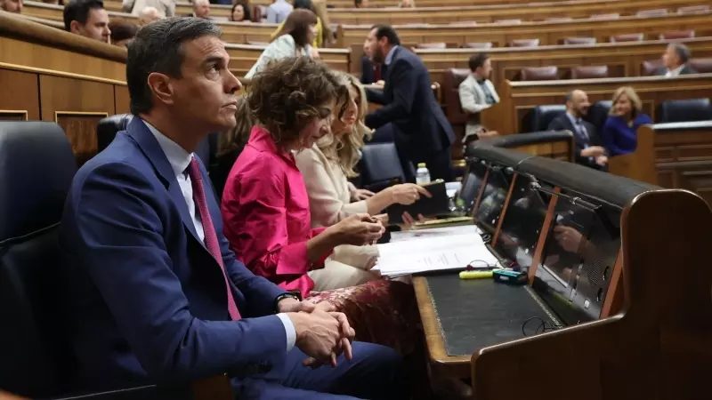 El presidente del Gobierno, Pedro Sánchez; la vicepresidenta primera y ministra de Hacienda, María Jesús Montero, y la vicepresidenta segunda y ministra de Trabajo y Economía Social, Yolanda Díaz, durante una sesión de control al Gobierno, en el Congreso