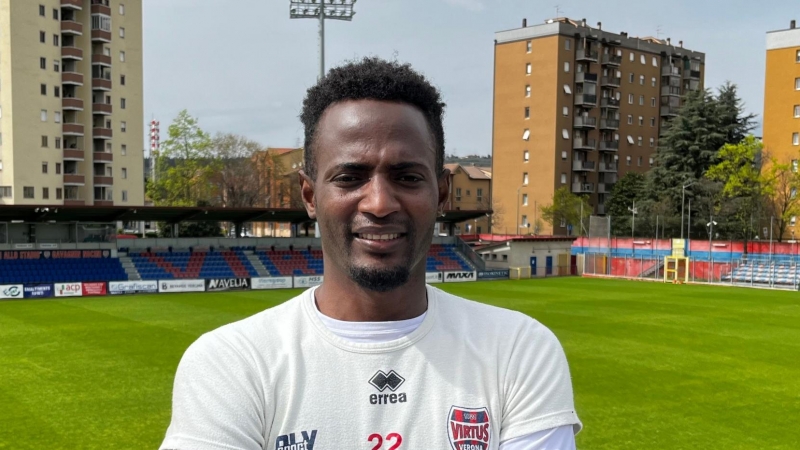 Sheikh Sibi, durante la entrevista, en el estadio de la Virtus Verona.