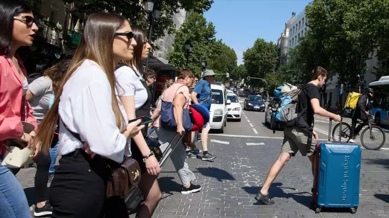 Turistas caminan por el centro de la ciudad, a 3 de junio de 2023, en Madrid.