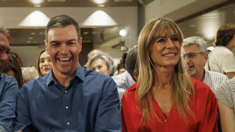 El presidente del Gobierno, Pedro Sánchez, junto a su mujer, Begoña Gómez.