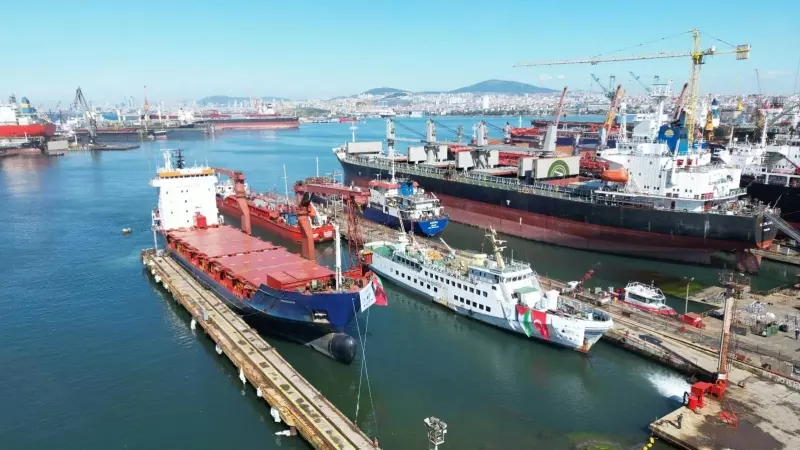 Barco de la Flotilla de la Libertad en el puerto