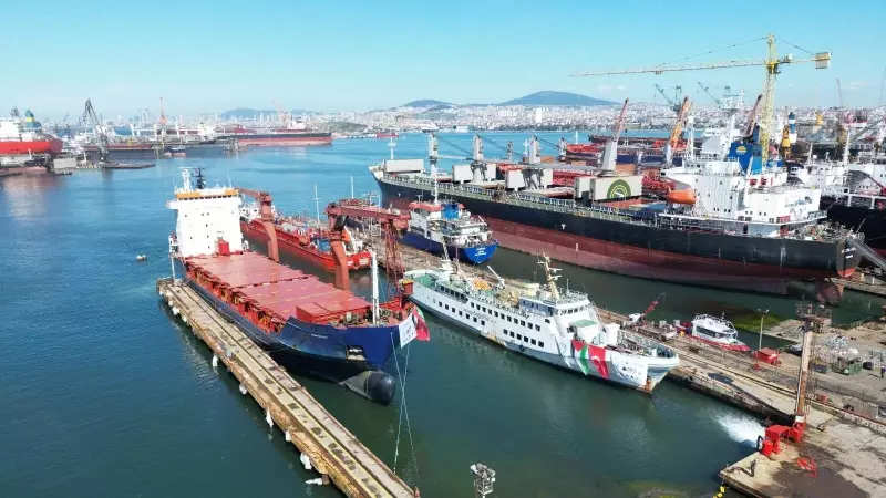 Barco de la Flotilla de la Libertad en el puerto